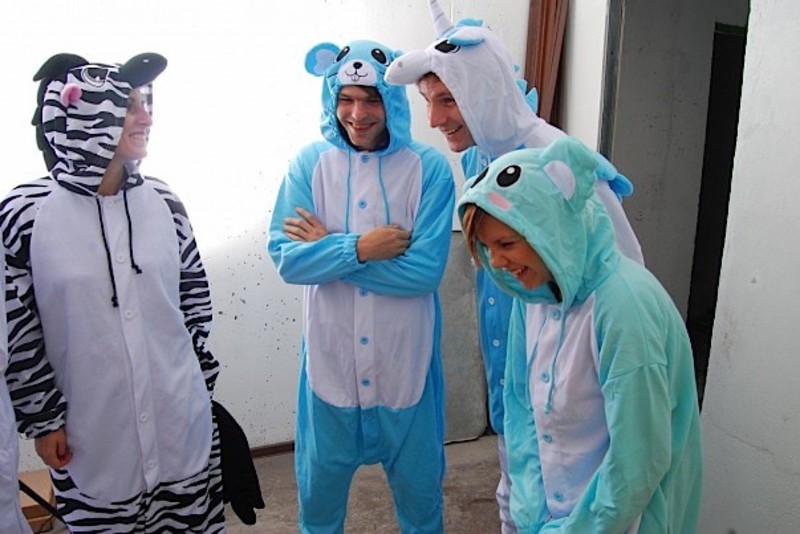 День пижамы на работе. Девушка за компьютером в пижаме. Фотосессия в пижаме. Женщина в пижаме на белом фоне. Пижамы ручной работы.